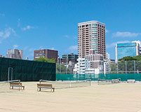 砂入り人工芝のテニスコート